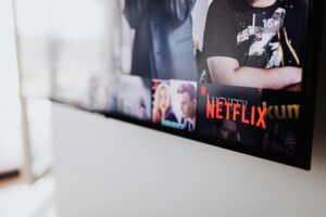 Selective focus of a Netflix screen on a smart TV in an indoor setting.